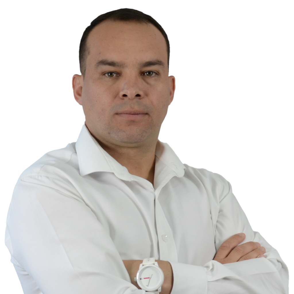 Robson Martins, especialista em faturamento clínico da MDW Educação, com braços cruzados em fundo neutro